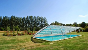 piscine du grand gite ouverte  sur le parc 